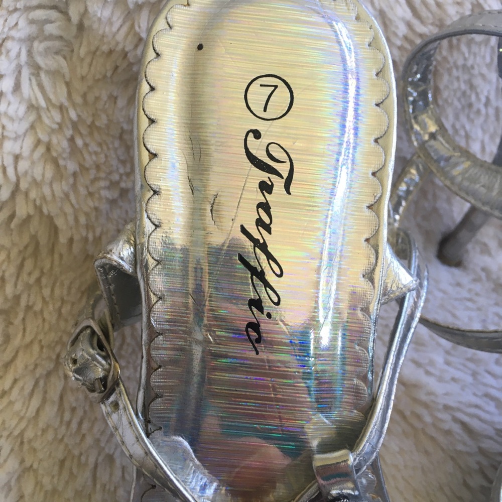 Silver heels - Picture 2 of 4